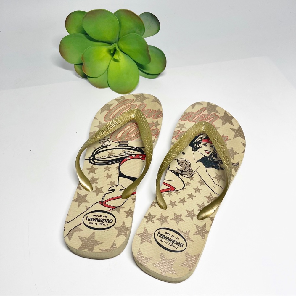 Havaianas Wonder Women Gold flip flops EUC